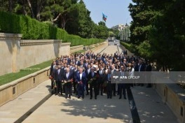 Xarici İşlər Nazirliyinin kollektivi Şəhidlər xiyabanını ziyarət edib - FOTO