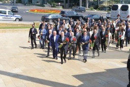 Xarici İşlər Nazirliyinin kollektivi Şəhidlər xiyabanını ziyarət edib - FOTO