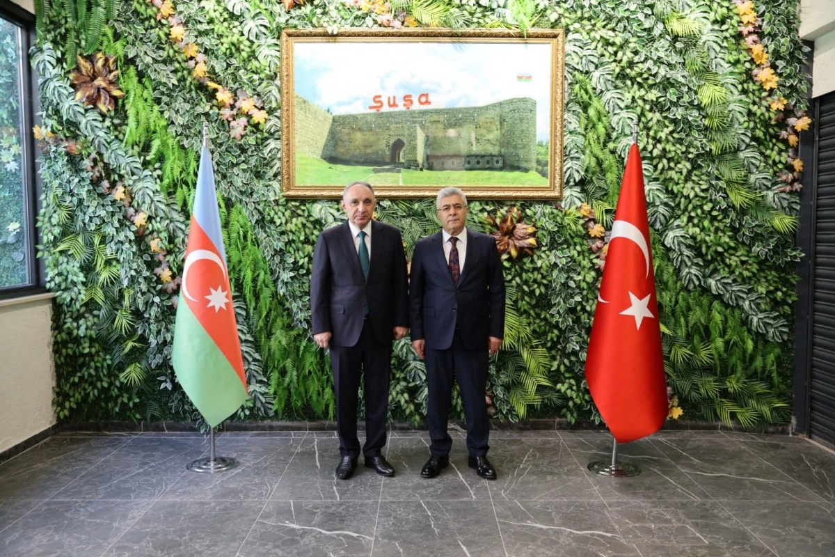 Kamran Əliyev və Muhsin Şentürk Qarsdakı Baş Konsulluğu ziyarət ediblər