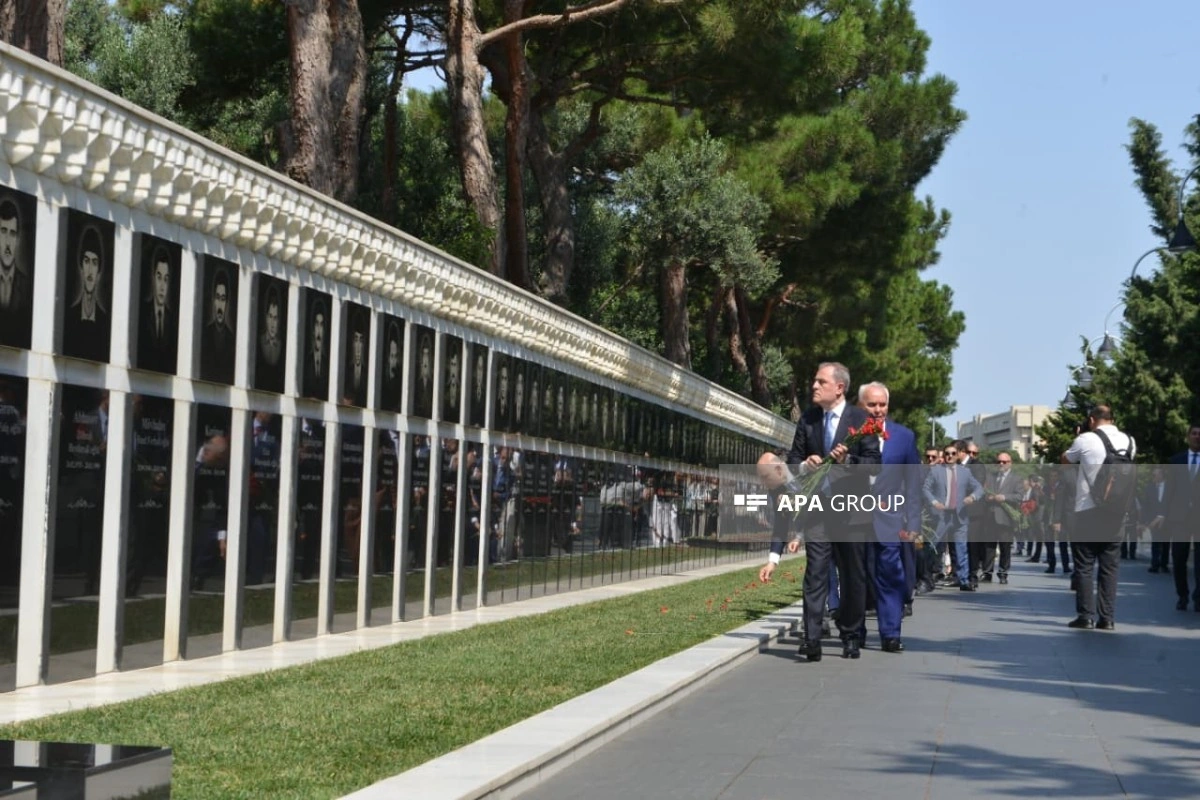 Xarici İşlər Nazirliyinin kollektivi Şəhidlər xiyabanını ziyarət edib - FOTO