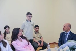 Ədəbiyyatla dolu buruqlar: neftçilər Bilik Günündə Suraxanı məktəblilərini çoxdilli kitabxana hədiyyəsi ilə sevindirdilər