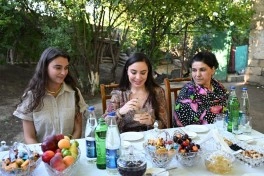 Leyla Əliyeva Yevlaxda “Gənc arıçı” layihəsinin iştirakçısı ilə görüşüb