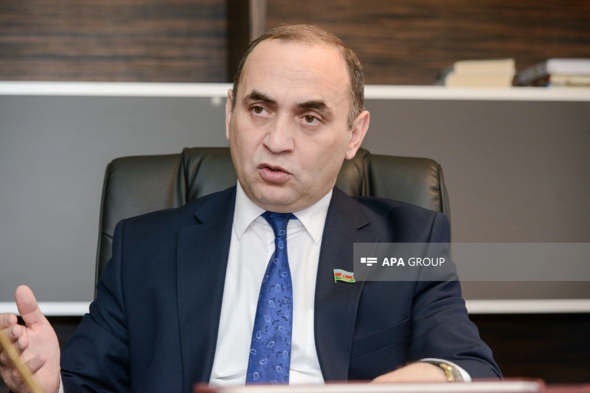 Deputat: Məktəbli forması ilə bağlı qaydaları dinə qarşı mübarizə kimi təqdim etmək əsassızdır