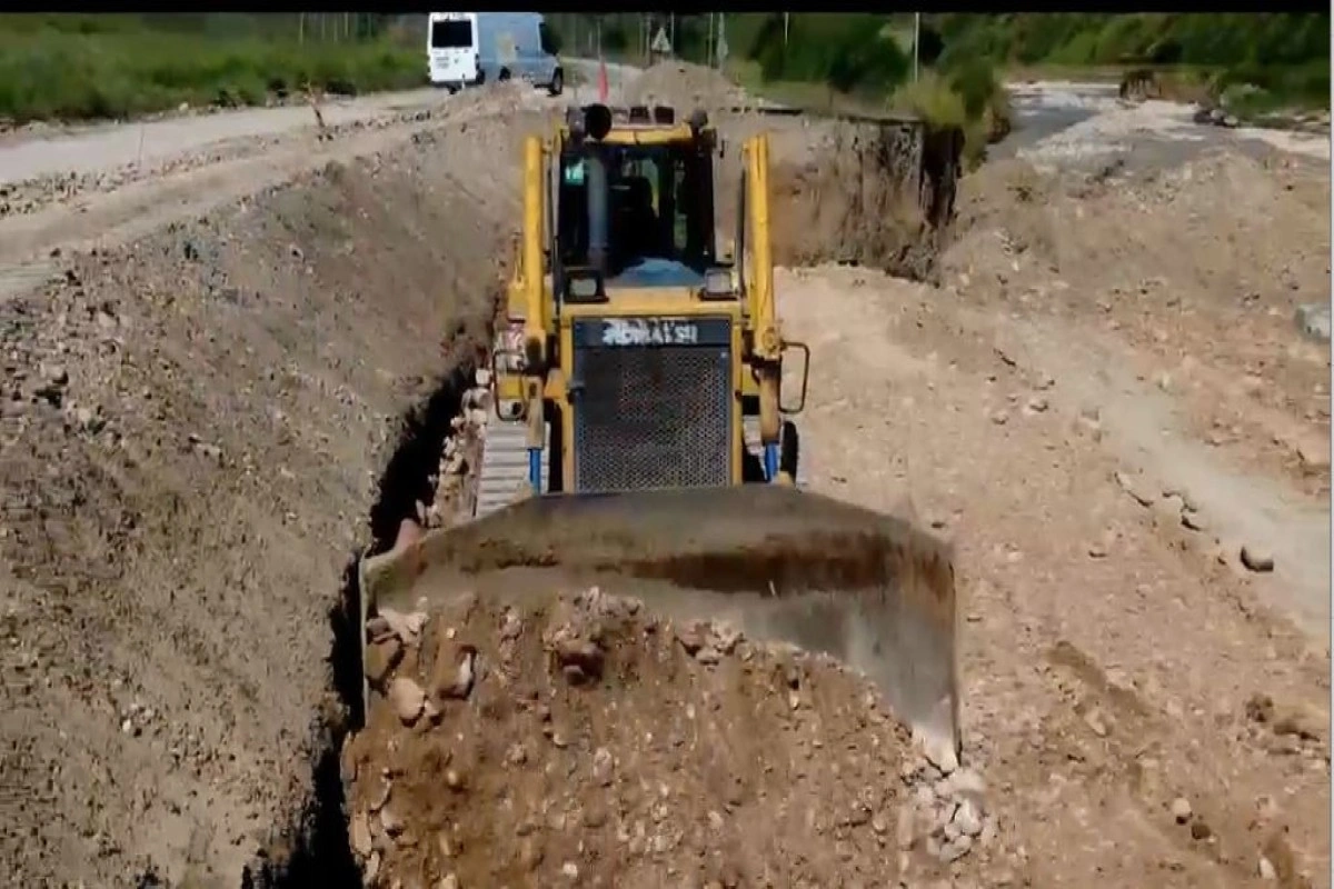 25 avtomobil yolunda sel suları nəticəsində zədələnmiş infrastrukturun bərpası aparılır - VİDEO