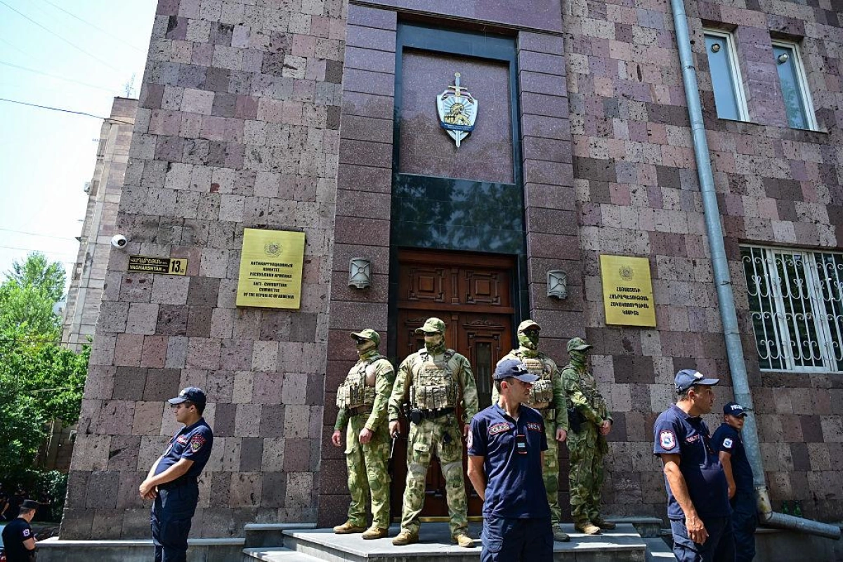 Samvel Karapetyanın tərəfdarlarının evində axtarış aparılır, 14 nəfər saxlanılıb