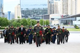 MN-in rəhbər heyəti Fəxri Xiyaban, Zəfər parkı və Hərbi Memorial Məzarlığı ziyarət edib