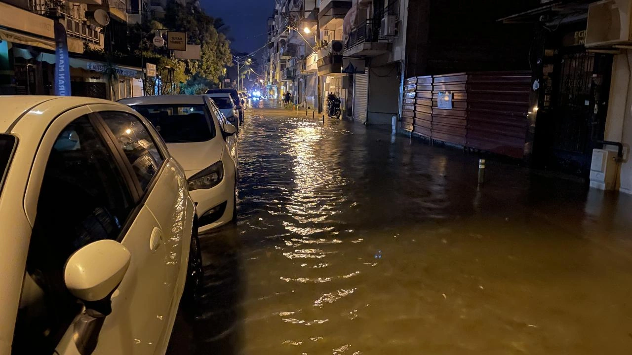 İzmirdə dəniz daşdı,küçələr su altında qaldı  - Fotolar