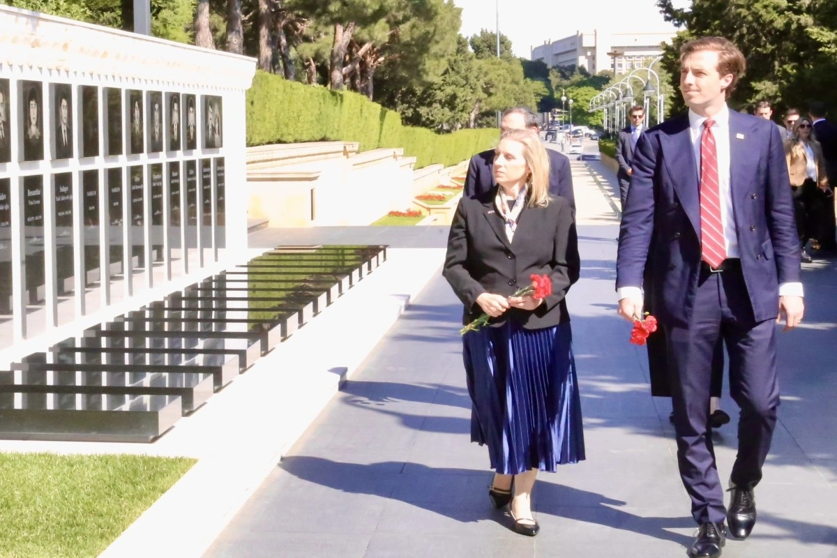 ABŞ Dövlət katibinin köməkçisi Şəhidlər xiyabanını ziyarət edib - FOTO