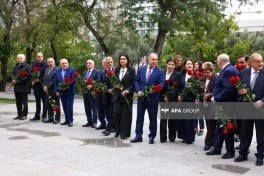 Bakıda Atatürkün heykəli ziyarət olunub - FOTO