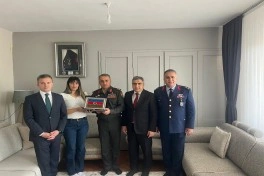 Azərbaycanın hərbi attaşesi Gürcüstanda təyyarə qəzasında şəhid olan türkiyəli hərbçilərin ailəsini ziyarət edib