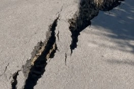 Qubada yolun asfalt örtüyü çöküb - FOTO