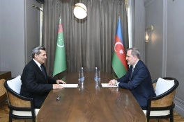 Ceyhun Bayramov türkmənistanlı həmkarı ilə iki ölkə arasındakı mövcud vəziyyəti müzakirə edib