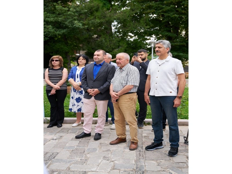 Şuşanın mərkəzində günəş enerjisi ilə işləyən "Kitab dayanacağı" istifadəyə verilib
