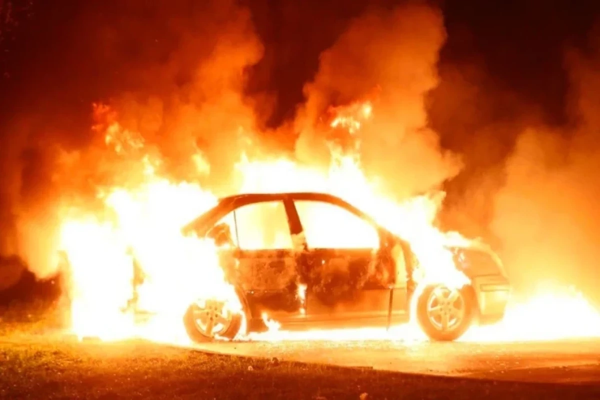 Bakıda “Hyundai” markalı minik avtomobili yanıb