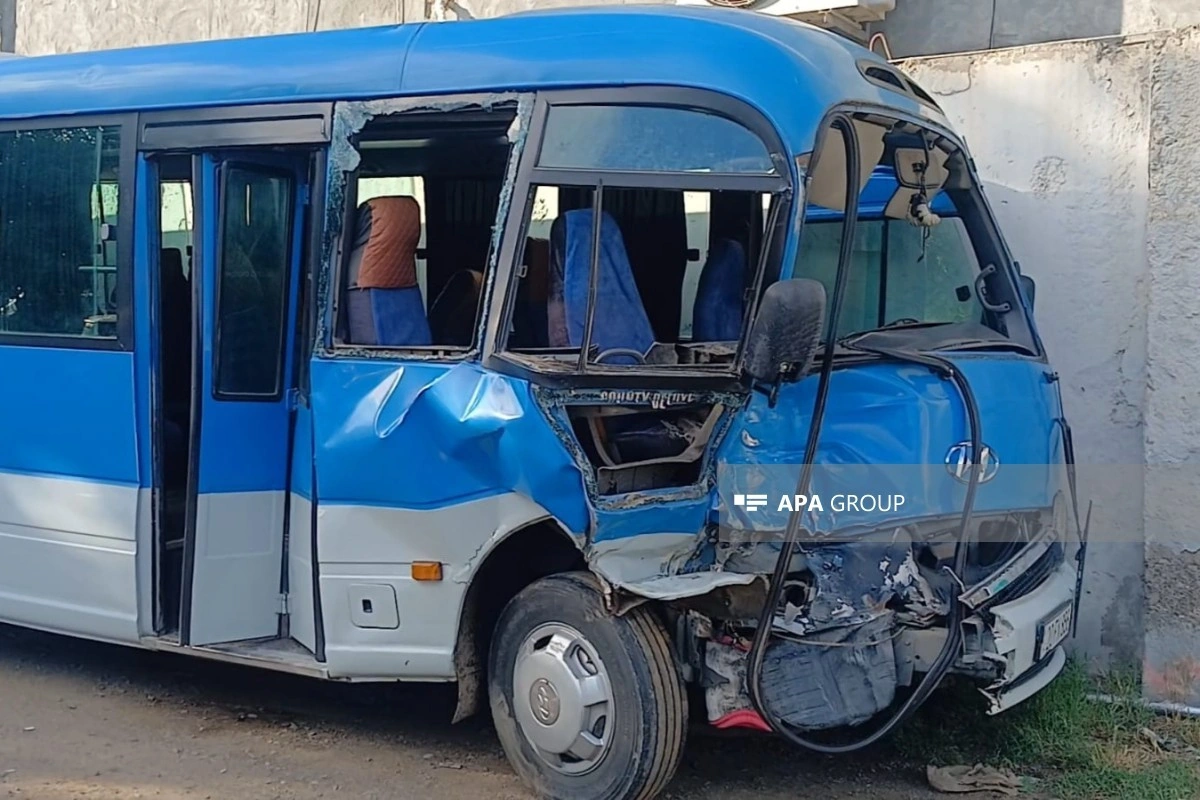 Gəncədə sərnişin avtobusu avtomobilə çırpılıb, 8 nəfər xəsarət alıb - FOTO