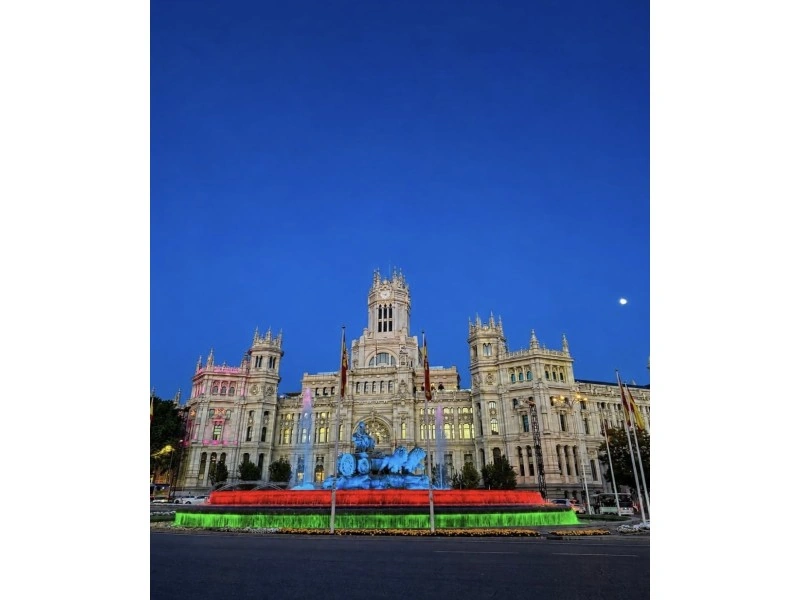 Madridin “Cibeles” fəvvarəsi Azərbaycan Bayrağı rənglərində işıqlandırılıb - FOTO