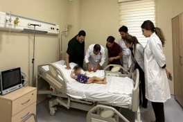 3 yaşlı uşağın ət maşınında ağır yaralanan əli 8 saatlıq mikrocərrahi əməliyyatla bərpa edilib - FOTO