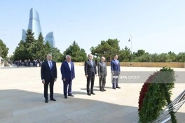 Xarici İşlər Nazirliyinin kollektivi Şəhidlər xiyabanını ziyarət edib - FOTO