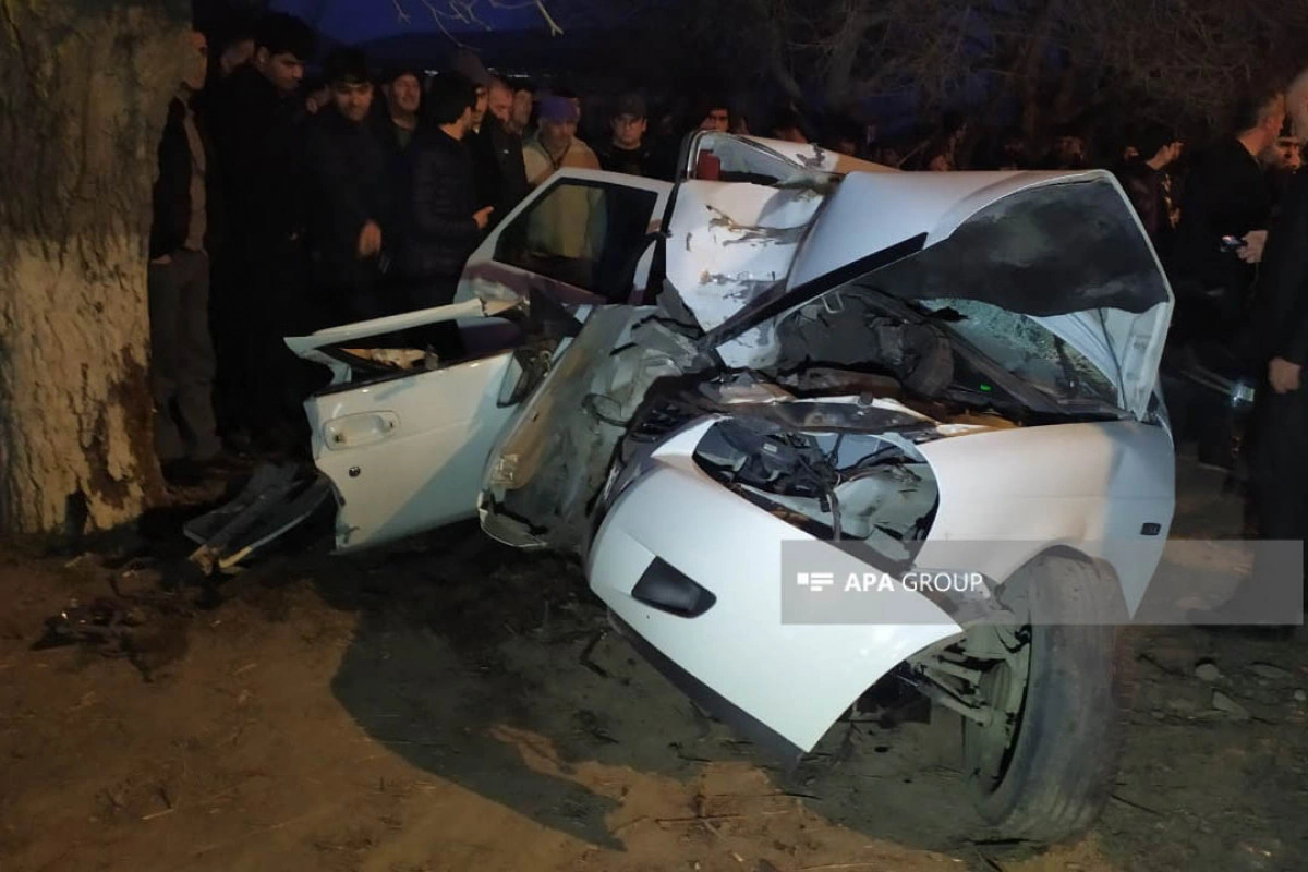 Qubada minik avtomobili ağaca çırpılıb, yaralananlar var - FOTO