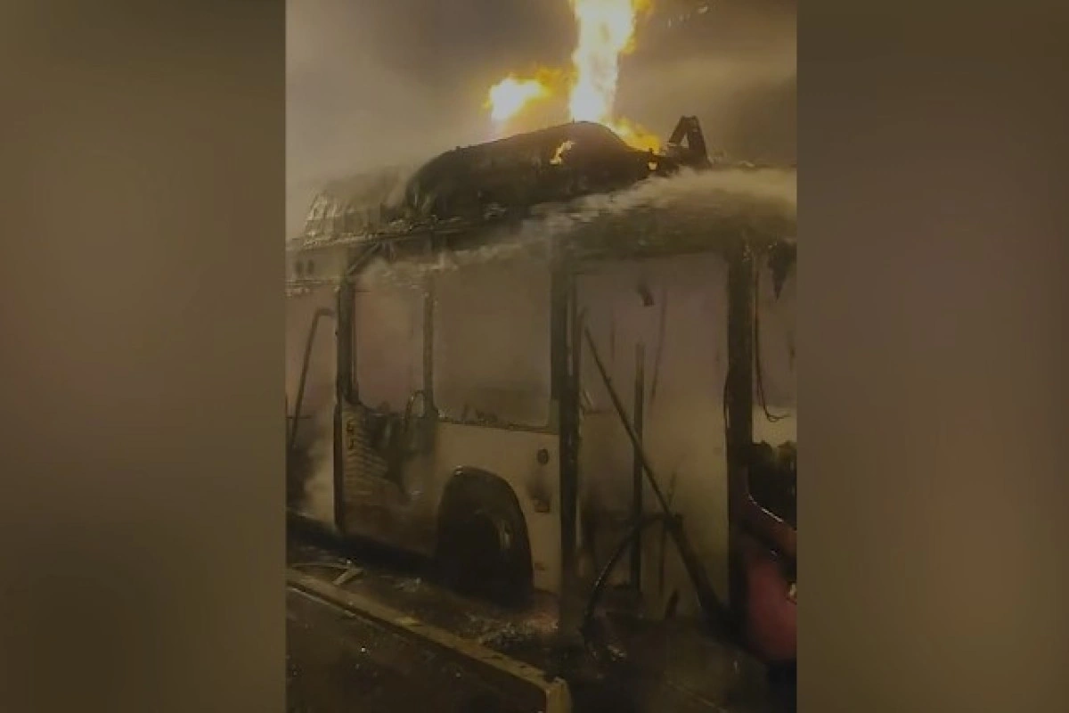 Bakıda sərnişin avtobusu yanıb - VİDEO