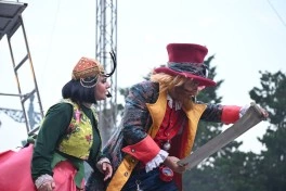 Leyla Əliyeva və Arzu Əliyeva “CandyFest” yay festivalını ziyarət edib və “Sehrli mirvari” su sirki şousunu izləyiblər - FOTO