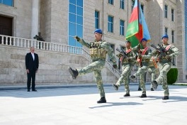 Prezident İlham Əliyev Əlahiddə Ümumqoşun Orduda yeni yaradılan komando hərbi hissələrinə Döyüş bayraqlarının verilməsi mərasimində iştirak edib - FOTO