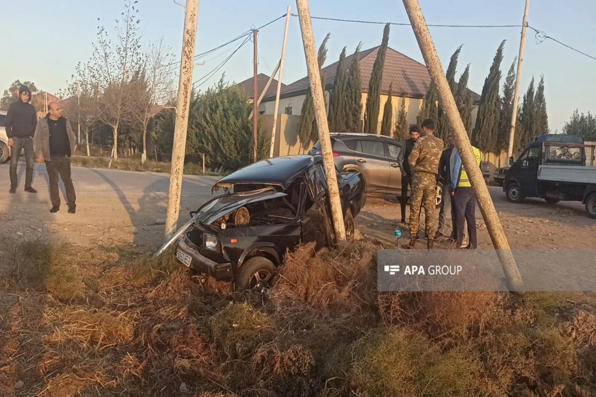 Sumqayıtda "VAZ 2107" elektrik dirəyinə çırpılıb, xəsarət alanlar var - FOTO