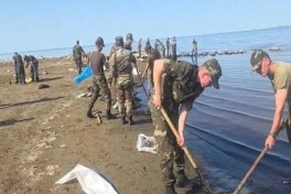 Dübəndi sahilində aşkarlanan neft qalıqları ərazidən kənarlaşdırılıb  - FOTO - VİDEO