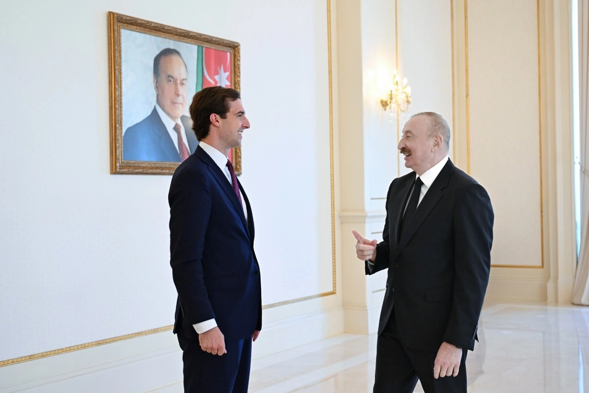 Prezident İlham Əliyev ABŞ dövlət katibinin köməkçisinə Donald Tramp tərəfindən təqdim edilmiş xatirə hədiyyəsini göstərib