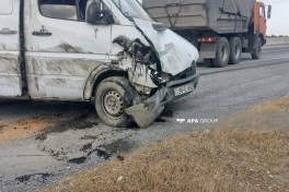 Ucarda yük maşını aşıb, avtomobildə olan pomidor-xiyar yola dağılıb - FOTO