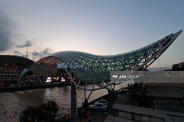 Tbilisi teleqülləsi və “Sülh körpüsü” Azərbaycan bayrağının rənglərində işıqlandırılıb - FOTO