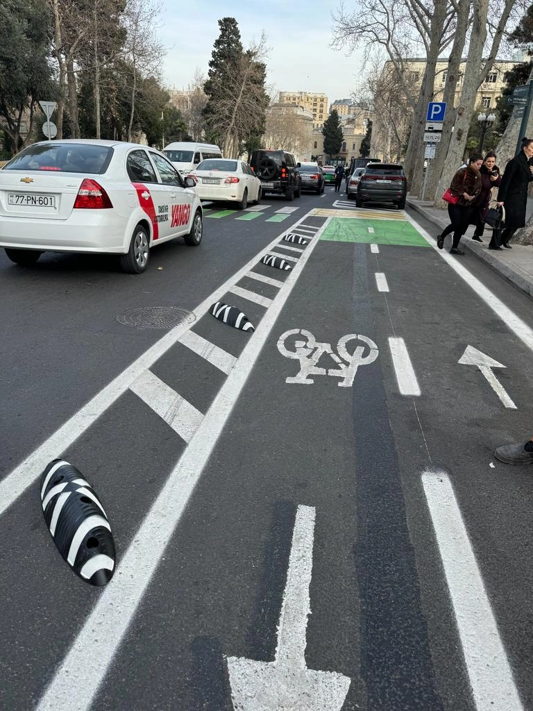 Velosiped zolaqlarına baryerlər quraşdırıldı  - Foto