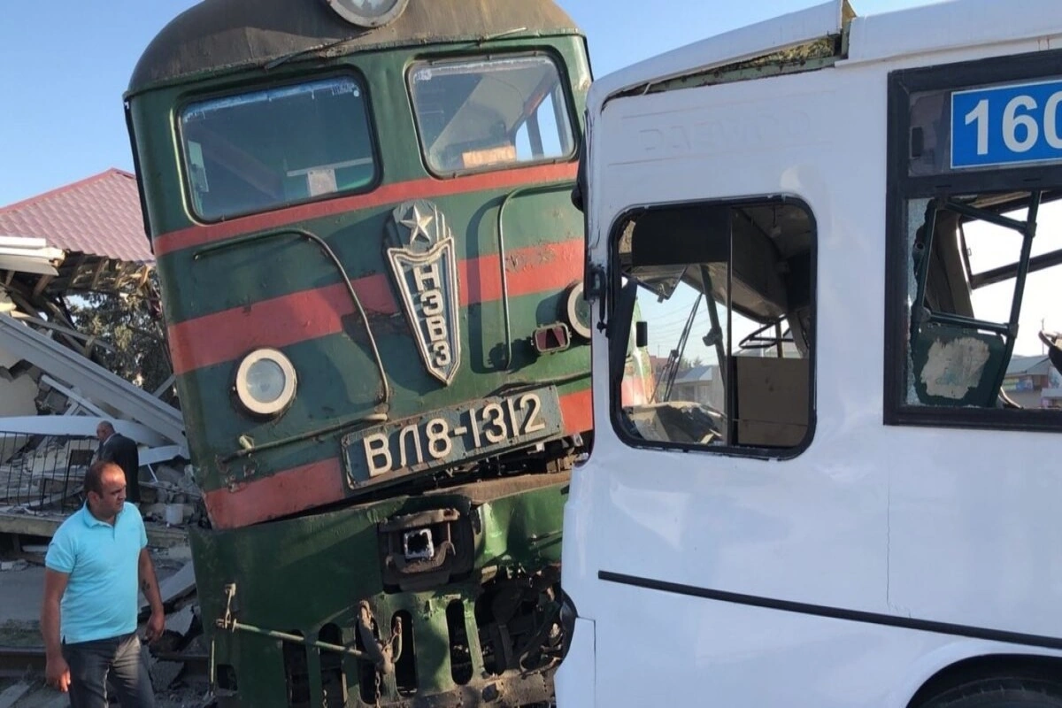 Rusiyada qatar mikroavtobusla toqquşub, 6 nəfər ölüb
