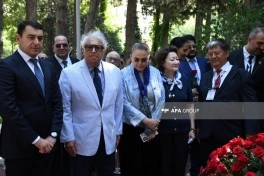 Milli Musiqi Günü münasibətilə I Fəxri xiyabanda Üzeyir Hacıbəylinin məzarı ziyarət edilib - FOTO