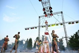 Leyla Əliyeva və Arzu Əliyeva “CandyFest” yay festivalını ziyarət edib və “Sehrli mirvari” su sirki şousunu izləyiblər - FOTO