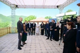 Prezident İlham Əliyev Şuşanın Böyük Qaladərəsi kəndində görülən işlərlə tanış olub, sakinlərlə görüşüb - FOTO