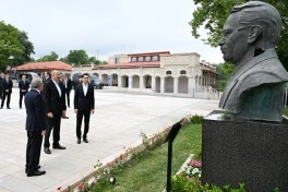 Prezidentlər İlham Əliyev və Sərdar Berdiməhəmmədov Şuşada işğal dövründə güllələnmiş büstlərə baxıblar