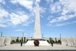 MN-in rəhbər heyəti Fəxri Xiyaban, Zəfər parkı və Hərbi Memorial Məzarlığı ziyarət edib