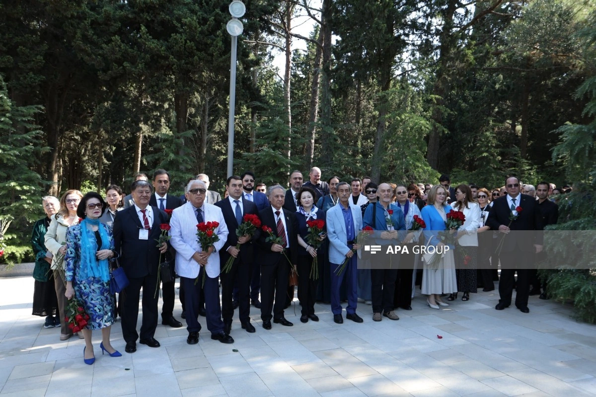 Milli Musiqi Günü münasibətilə I Fəxri xiyabanda Üzeyir Hacıbəylinin məzarı ziyarət edilib - FOTO
