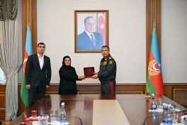 Müdafiə naziri Milli qəhrəmanların ailələlərinə medallar təqdim edib