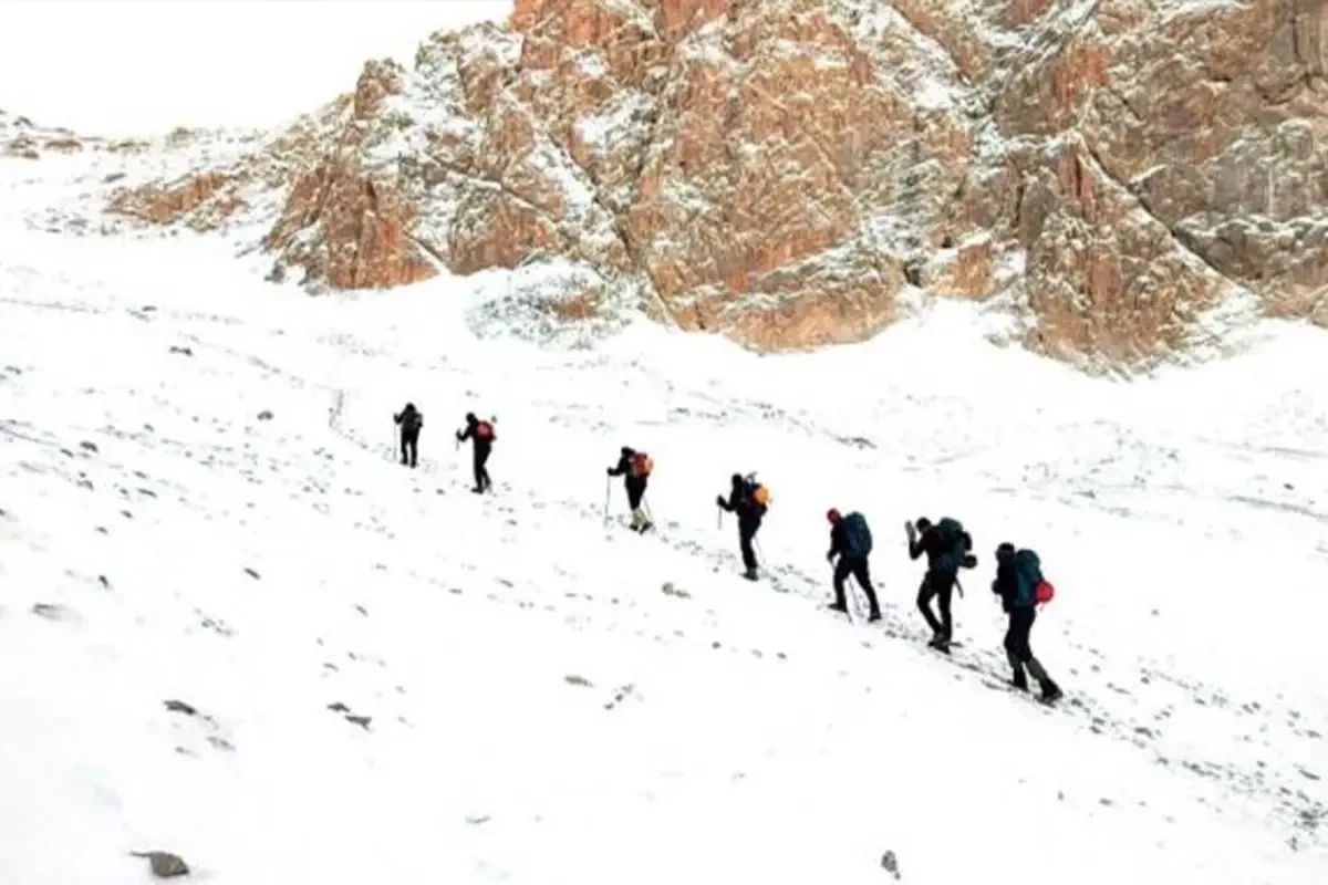 Təcrübəsiz alpinistlərin Everestə qalxması qadağan edilə bilər