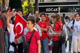 Türkiyə millisinin oyununu izləmək üçün minlərlə azarkeş küçələrə toplaşıb - FOTO