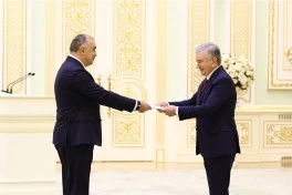 Azərbaycanın Özbəkistandakı səfiri etimadnaməsini Prezident Şavkat Mirziyoyevə təqdim edib