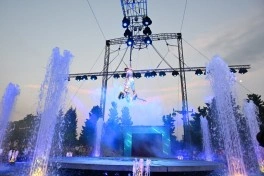 Leyla Əliyeva və Arzu Əliyeva “CandyFest” yay festivalını ziyarət edib və “Sehrli mirvari” su sirki şousunu izləyiblər - FOTO