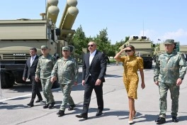 Prezident İlham Əliyev Əlahiddə Ümumqoşun Orduda yeni yaradılan komando hərbi hissələrinə Döyüş bayraqlarının verilməsi mərasimində iştirak edib - FOTO