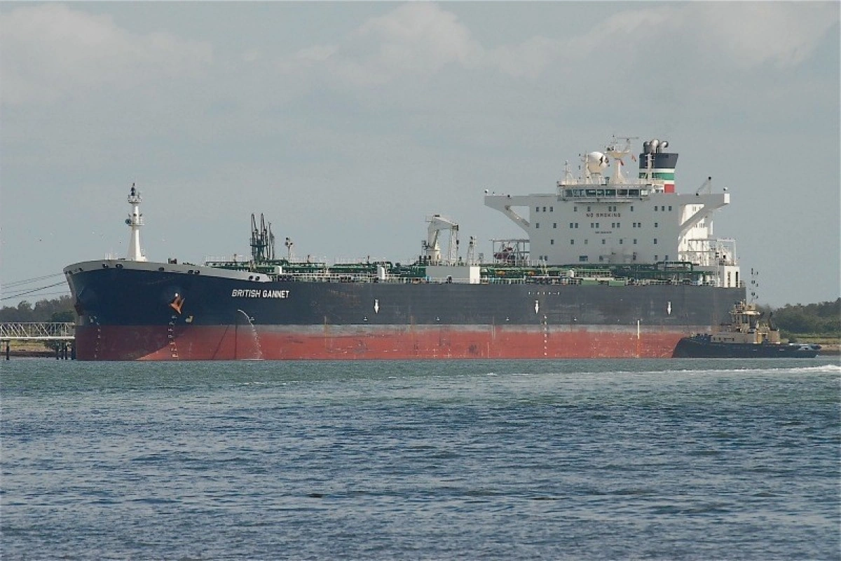 Rusiyadan üzən və may ayında Fransa tərəfindən saxlanılan tanker lövbər saldığı ərazini tərk edib