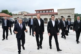 Prezidentlər İlham Əliyev və Sərdar Berdiməhəmmədov Şuşada işğal dövründə güllələnmiş büstlərə baxıblar