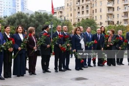 Bakıda Atatürkün heykəli ziyarət olunub - FOTO