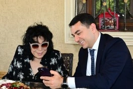 Mədəniyyət naziri Adil Kərimli yubileyi münasibətilə Xalq artisti Flora Kərimovanı evində ziyarət edib