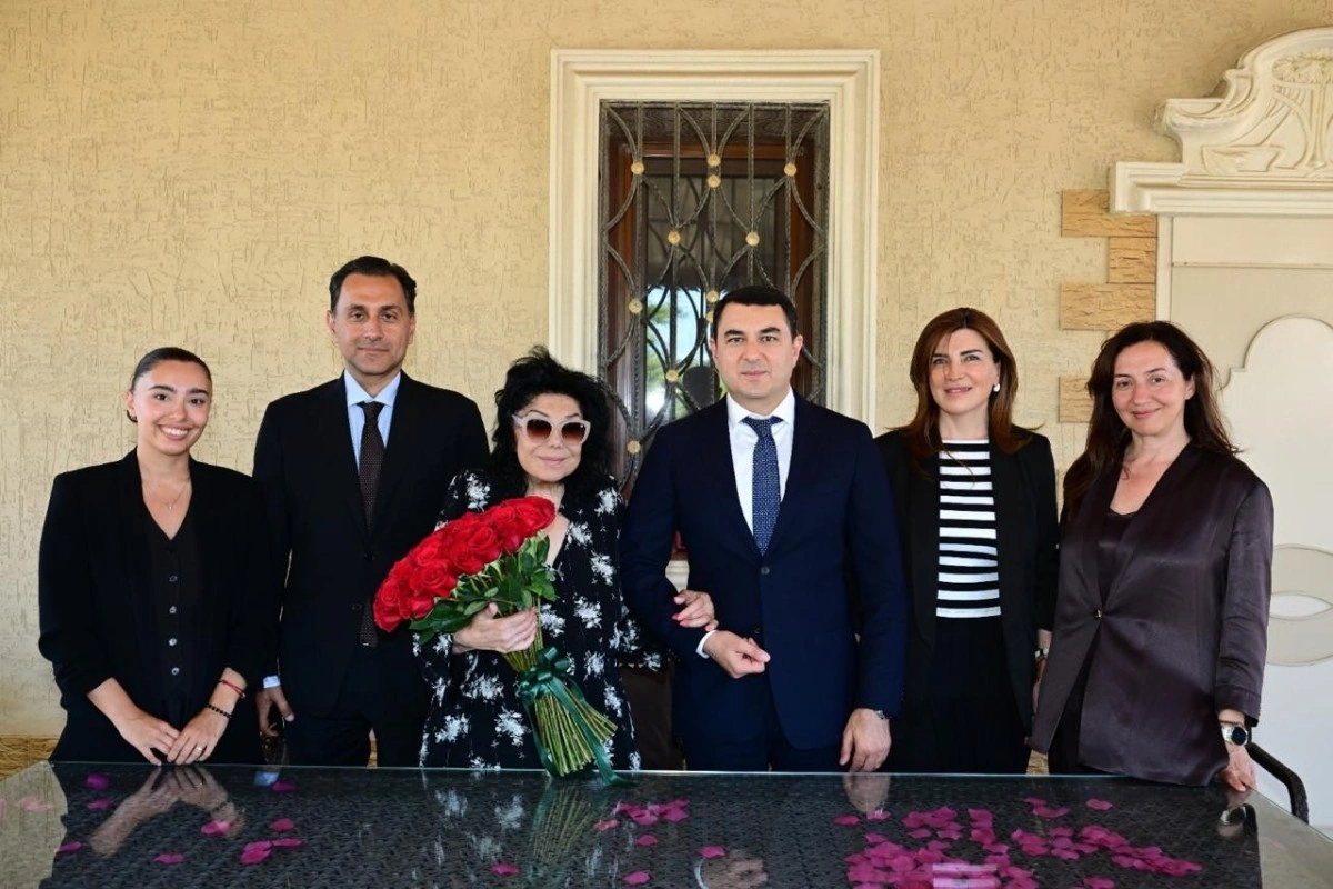 Mədəniyyət naziri Adil Kərimli yubileyi münasibətilə Xalq artisti Flora Kərimovanı evində ziyarət edib